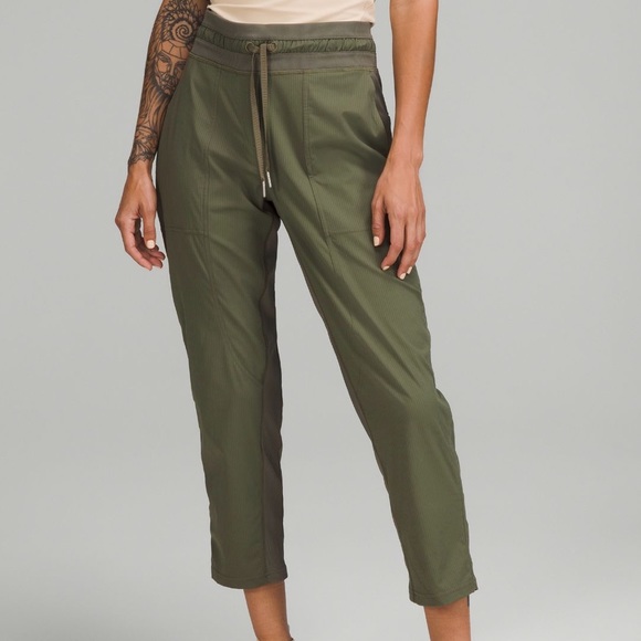 lululemon athletica Pants - Lululemon Cropped Dance Joggers